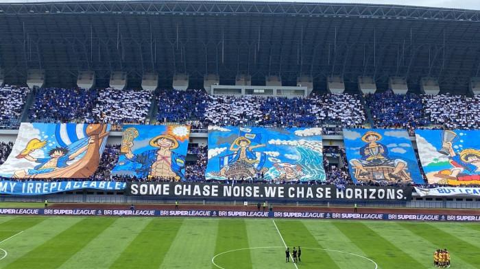 KOREO BOBOTOH - Pertandingan sengit sarat akan gengsi ini diiringi koreo dari Bobotoh yang berada di tribun timur dan Utara Stadion GBLA, saat dimulainya laga.