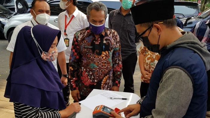 KPM di Bandung Barat saat mencairkan BPNT di Padalarang.