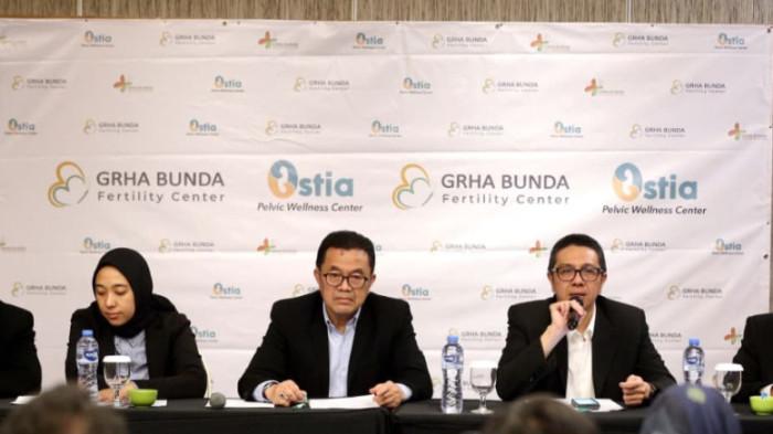 Founder Rumah Sakit Ibu dan Anak (RSIA) Grha Bunda Hanom Husni Syam (paling kanan) bersama Ketua Perkumpulan Obstetri dan Ginekologi Indonesia (POGI) Jawa Barat Sonny Sasotya (tengah) pada rangkaian acara Seminar Ilmiah “Penanganan Uroginekologi Estetika dan Penanganan Infertilitas Terkini