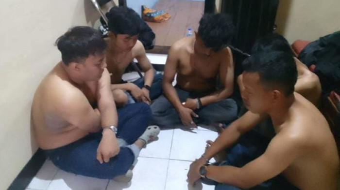 PELAKU BALAP LIAR - Tampang lima remaja yang kerap melakukan aksi balap liar di jalur utama Bandung–Garut saat ditemui Tribun Jabar.id, di Mapolsek Jatinangor, Sumedang, Senin (19/1/2026)