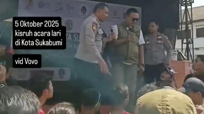 Polisi menenangkan peserta yang ngamuk di event lari bertajuk Osteorun 7,5KM yang digelar di Kota Sukabumi pada Minggu (5/10/2025). Lomba lari ini kacau hingga peserta mengamuk.