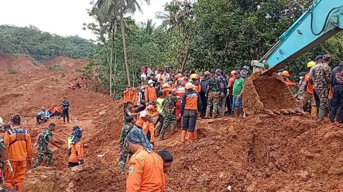 KERAHKAN ALAT BERAT - Tim SAR gabungan mengerahkan ekskavator dalam pencarian korban longsor di Cibeunying, Kecamatan Majenang, Kabupaten Cilacap, Jawa Tengah, Minggu (16/11/2025). Pencarian 10 korban longsor hari ini akan menggunakan lima metode, di antaranya menggunakan drone thermal.