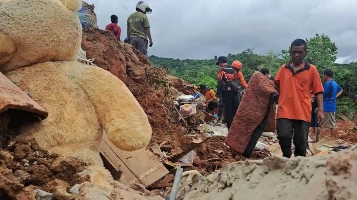 LONGSOR MAJENANG - Warga saat memunguti sisa-sisa barang milik keluarga yang menjadi korban longsor di Desa Cibeunying, Kecamatan Majenang, Kabupaten Cilacap, Jumat (14/11/2025). Boneka yang nyaris terpendam longsoran, yang diduga adalah milik Maya, cucunya Rislam yang dikabarkan meninggal di lokasi kejadian.