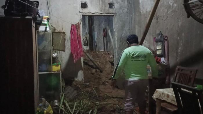 Rumah Warga di Pasawahan Purwakarta Diterjang Longsor, Tebing Ambrol saat Petir Menggelegar
