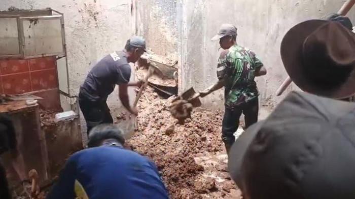 Warga dan Aparat Gotong Royong Bersihkan Rumah yang Dihantam Tanah Longsor di Purwakarta