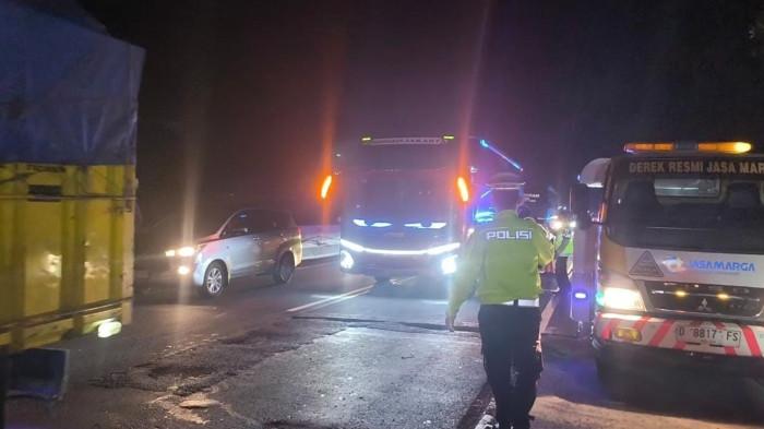 JALAN BERLUBANG - Kondisi lubang di badan jalan Tol Cipularang KM 80 arah Bandung, Purwakarta, Jawa Barat, Sabtu (14/3/2026) malam.