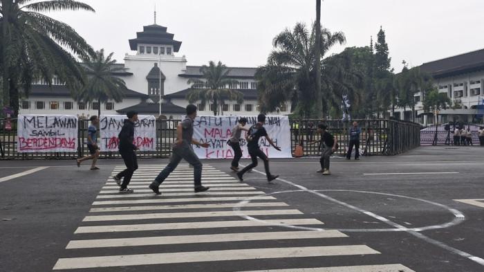 UNIK, BEM SI Jabar Sampaikan 27 Tuntutan dengan Bermain Futsal di Depan Gedung Sate