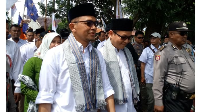 Pasangan Bakal Calon Bupati dan Bakal Calon Wakil Bupati Majalengka, Maman Imanulhaq dan Jefry Romdoni, saat tiba di kantor KPU Kabupaten Majalengka, Jl Gerakan Koperasi, Kabupaten Majalengka, Rabu (10/1/2018). 