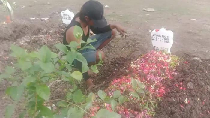 Makam Riski di TPU Keputih, Surabaya, Jawa Timur, Selasa 4 November 2025. Riski merupakan pencuri motor yang tewas dibakar massa di Jojoran, Surabaya pada Rabu 29 Oktober 2025 dan tewas 4 hari kemudian atau pada Minggu 1 November 2025.