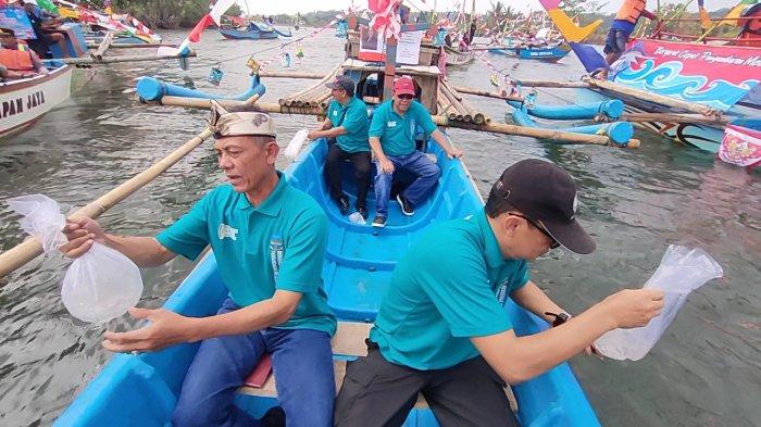 Bupati Jeje dan Pejabat di Pangandaran Lepasliarkan Ribuan Benih Ikan Bandeng di Sungai Citanduy