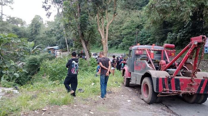 Truk Pengangkut Pakan Ayam Terjun ke Jurang di Pamulihan Sumedang, Butuh 2 Derek untuk Mengevakuasi