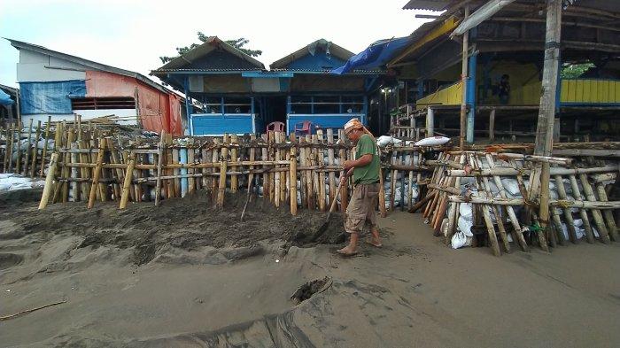 Warga Citepus Terpaksa Bikin Tanggul Seadanya