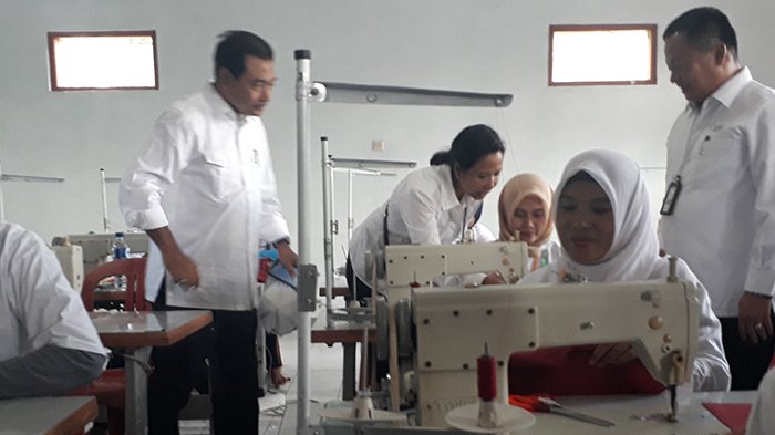 Menteri BUMN Rini Soemarno Sapa Ratusan Nasabah Mekaar Binaan PNM di Tasikmalaya