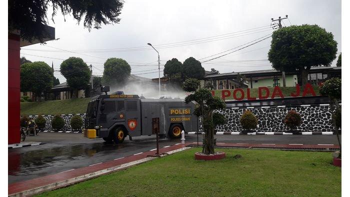 Kantor SPN Polda Jabar Cisarua Disemprot Disinfektan Menggunakan Water Canon Polres Cimahi