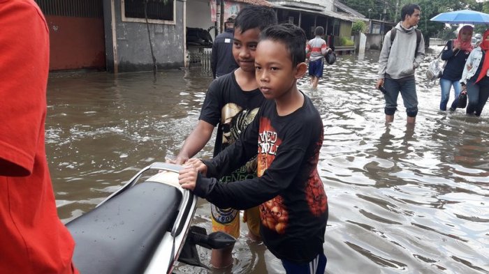 Kisah Bocah di Dayeuhkolot yang Mengais Rezeki Mendorong Motor Mogok di Areal Banjir