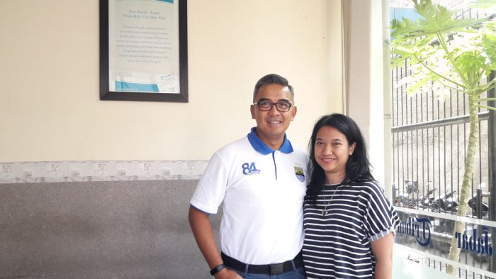 Muhammad Farhan bersama istri, Aryatri, di Kantor Tribun Jabar, Rabu (5/7/2017). 