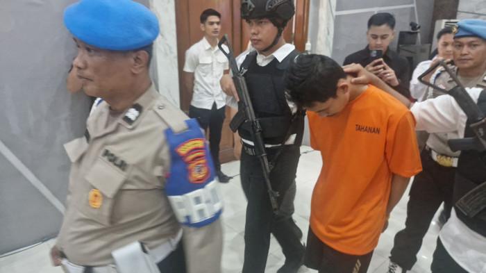PEMBUNUH KEJI - Nanang (27) warga Limbangan, Kabupaten Garut menjadi pelaku pembunuhan konter hp di Jalan Sukamulya, Kecamatan Sukajadi, Kota Bandung, Jumat (7/11/2025). Setelah membunuh penjaga konter hp, Ilham Pirmansah (21), Nanang kabur dan sempat kos di Cicalengka. Pelariannya itu akhirnya terendus jajaran kepolisian Satreskrim Polrestabes Bandung dan Polsek Sukajadi pada Selasa (11/11/2025) pagi