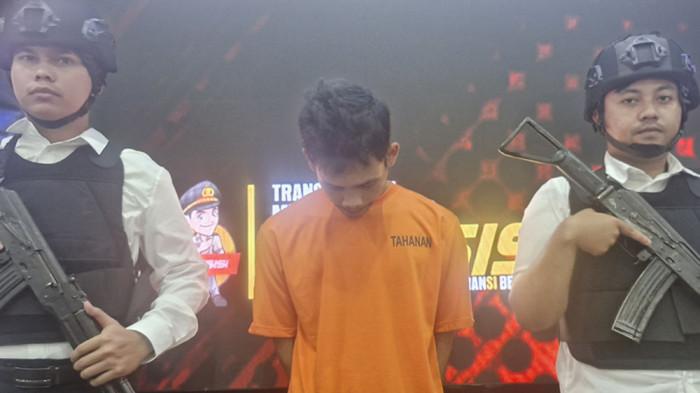 TAMPANG PEMBUNUH - Nanang (27) tertunduk malu dan menyesal untuk mempertanggungjawabkan perbuatannya yang sudah membunuh Ilham Pirmansah (21) seorang penjaga konter hp di Jalan Sukamulya, Kecamatan Sukajadi, Kota Bandung. Pembunuhan itu terjadi Jumat (7/11/2025) sekitar pukul 03.00 WIB.