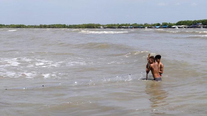 Gelombang Tinggi, Nelayan Muda di Indramayu Ini Malah Menceburkan Diri Menjaring Ikan Bandeng