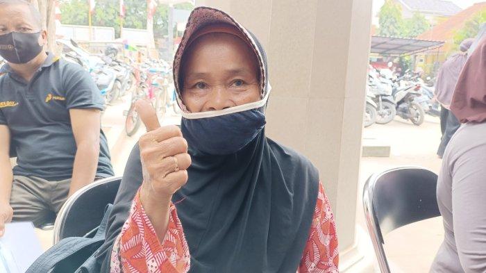 Jalani Vaksinasi Covid-19, Nenek Karmi di Indramayu Tak Takut Jarum: Semoga Waras Terus