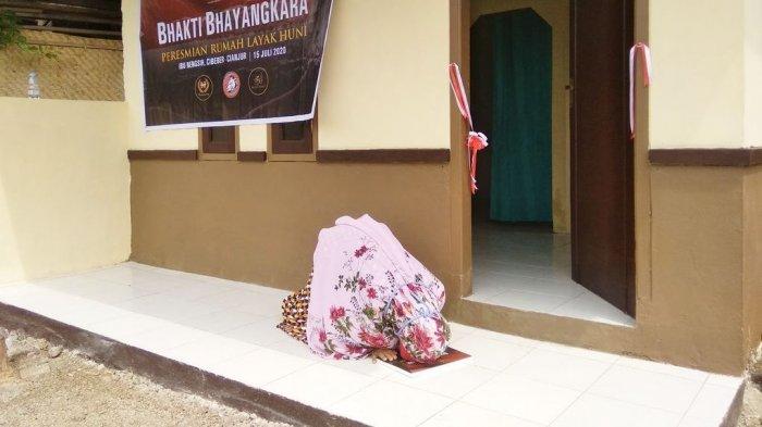 Tak Pernah Bermimpi, Nenek Ningsih Sujud Syukur Gubuk Reyot Jadi Rumah Baru dan Diresmikan Jenderal