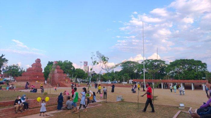 Sejumlah warga saat ngabuburit di Alun-alun Kejaksan, Jalan Kartini, Kota Cirebon, Senin (26/4/2021).
