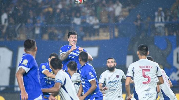 Sundulan Sergio Castel pada pertandingan Super League Persib Bandung vs Persita Tangerang yang digelar di Stadion Gelora Bandung Lautan Api, pada Minggu (22/2/2026) malam WIB.(KOMPAS.com/ADIL NURSALAM)