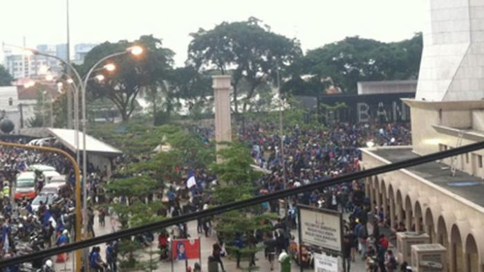 Sampah Menumpuk 2 Kali Lipat di Bekas Nobar Final Piala Presiden