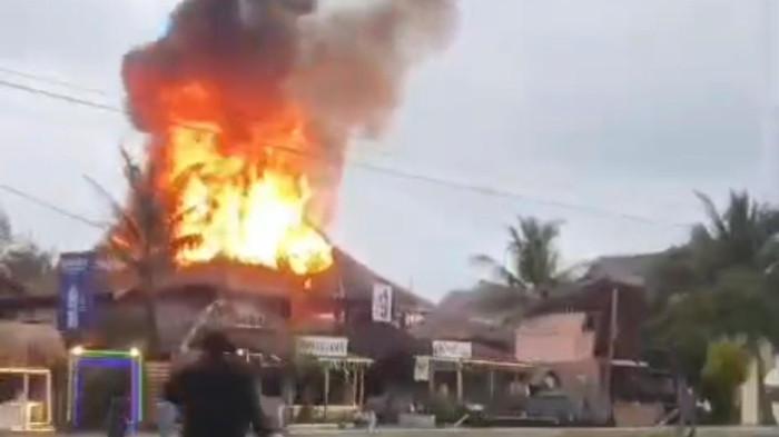TERBAKAR HEBAT - Kafe resto bernama Pamugaran Lounge di kawasan Kampung Turis, Kabupaten Pangandaran, Jawa Barat, mengalami kebakaran hebat pada Kamis (21/5/2026) sore