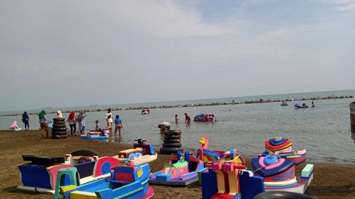 Pantai Tirtamaya di siang hari.