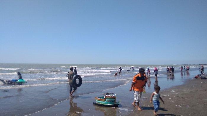 Hari Terakhir Libur Sekolah, Pantai Glayem Indramayu Diserbu Ratusan Pengunjung