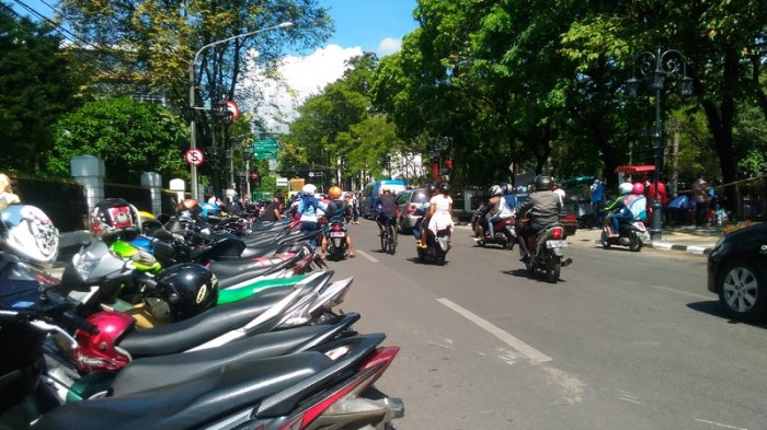 Ruang Publik Baru Diresmikan, Juru Parkir Dadakan Bermunculan