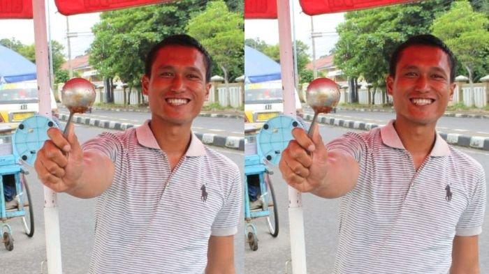PEDAGANG CIMIN - Sosok pedagang cimin di Majalengka, Jawa Barat, bernama Deni menjadi sorotan viral karena kerap membagikan dagangannya secara gratis.
