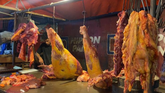 TIDAK MOGOK - Pedagang daging di Pasar Andir tetap jualan di tengah aksi mogok, Senin 18 Mei 2026. Tribun Jabar/Nappisah.