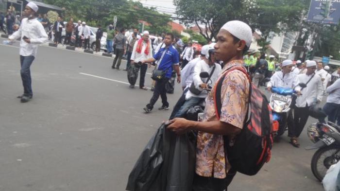 Dinas Kebersihan Jakarta Acungkan Jempol untuk Peserta Demo 4 November yang Kumpulkan Sampah