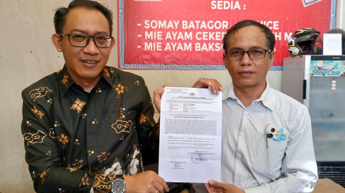 LAPOR POLISI - Kuasa hukum (kiri) dan paman korban (kanan) saat menunjukkan surat resmi pelaporan dugaan pelecehan ke Polres Cirebon Kota, Selasa 13 Januari 2026.