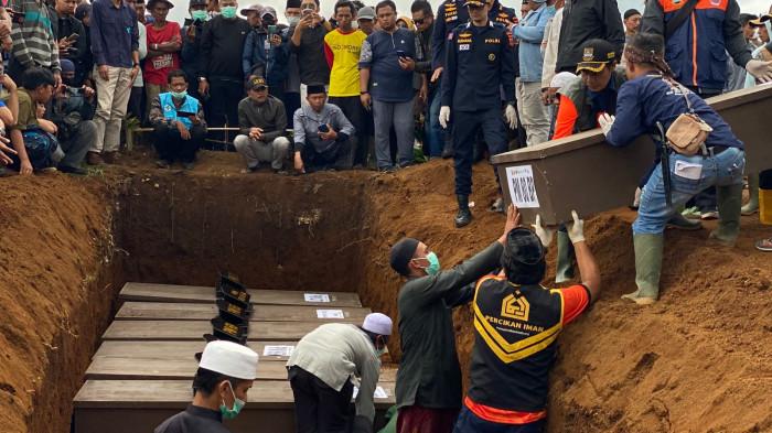 MAKAM MASSAL - Pemakaman massal korban longsor Desa Pasirlangu di Pemakaman Tanah Mati, Kampung Barunyatuh, Desa Pasirlangu, Kecamatan Cisarua, KBB/Rahmat Kurniawan