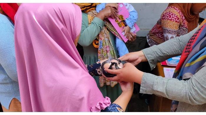 Warga Majalengka Mendapat Bantuan Telur Ayam Gratis dari CSR Perusahaan Swasta Melalui Pemkab