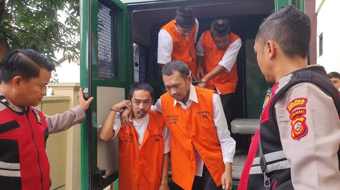 PEMBANTAI 1 KELUARGA - Dua terdakwa yang menghabisi nyawa satu keluarga asal Kelurahan Paoman saat tiba di PN Indramayu, Jalan Jenderal Sudirman, Kecamatan/Kabupaten Indramayu, Kamis (26/2/2026). TRIBUNCIREBON.COM/AHMAD IMAM BAEHAQI