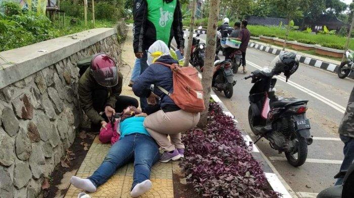 Pemotor Jatuh Lintasi Tumpahan Tanah Proyek Mall Pelayanan Publik di Kota Cimahi