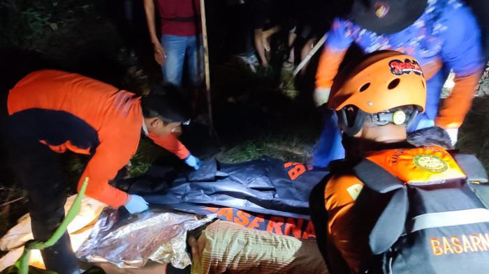 2 HARI DICARI - Setelah dua hari penuh pencarian, dua mahasiswa Politeknik Negeri Indramayu (Polindra) yang sebelumnya dilaporkan hilang saat melakukan kegiatan rafting akhirnya ditemukan. Namun, keduanya sudah dalam kondisi tak bernyawa.