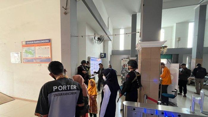 Jelang Nataru, Personel Sat Brimob Polda Jabar Diterjunkan Amankan 2 Stasiun di Bandung
