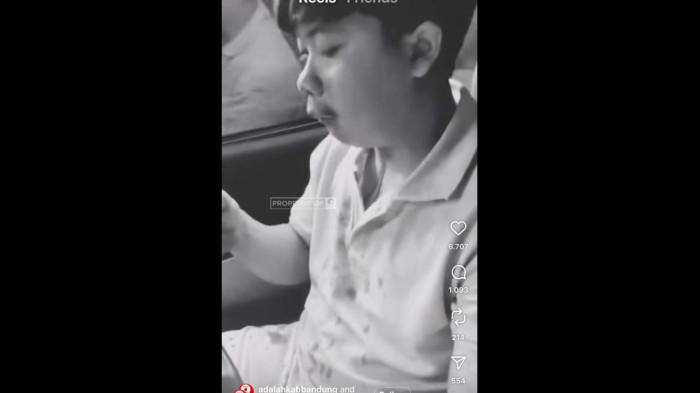 Potongan video yang memperlihatkan seorang pengemudi mobil mengucurkan darah diduga dianiaya geng motor di Jalan Cipatik-Soreang, Kabupaten Bandung, Jawa Barat. Polisi mengatakan dia dianiaya pemotor pada Minggu sore (7/9/2025).