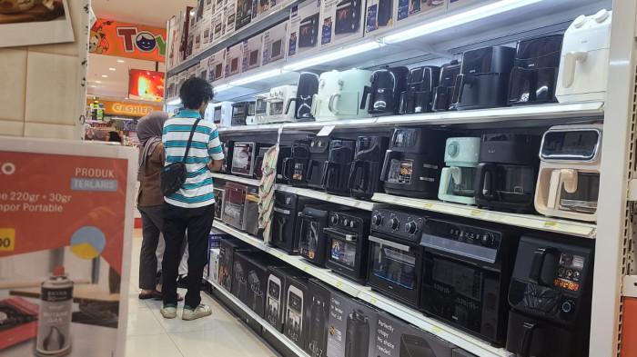 pengunjung memilih barang di gerai AZKO di The Kings Shopping Centre