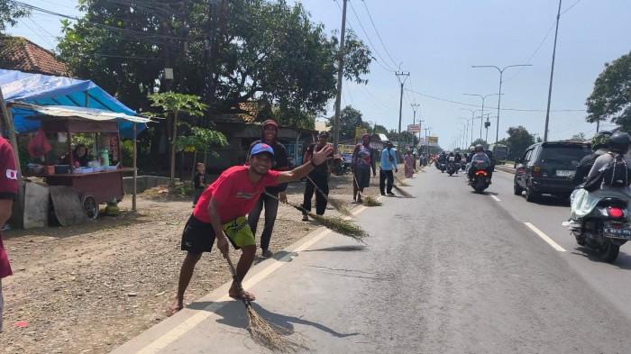 PENYAPU KOIN - Sejumlah warga masih melakukan aktivitas menyapu uang koin di badan jalan Pantura kawasan Sewoharjo, Subang, Jawa Barat, Kamis (19/3/2026). Meski telah ditertibkan oleh Gubernur Jawa Barat, Dedi Mulyadi, praktik berisiko ini tetap berlangsung di tengah meningkatnya arus mudik Lebaran 2026.