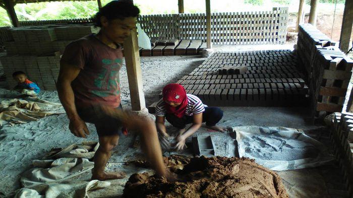 Perajin Bata Lio Desa Bojong - Nagreg Makin Berkurang