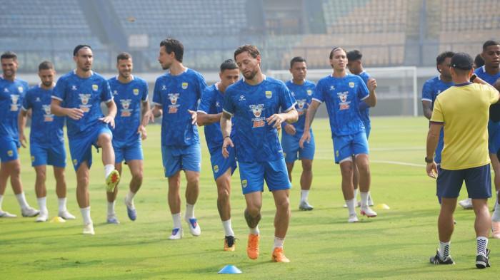 LATIHAN TERAKHIR - Para pemain Persib Bandung di sesi latihan terakhir Super League 2025/2026, Jumat 22 Mei 2026. Persib akan menjalani laga pamungkas musim ini dengan menghadapi Persijap Jepara di Stadion GBLA, Sabtu 23 Mei 2026.