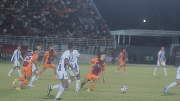 IMBANG - Duel Persib vs Borneo FC di lanjutan Super League di Stadion Segiri, Samarinda, Kaltim, Minggu 15 Maret 2026. Laga berakhir imbang 1-1. (Tribun Jabar/TRIBUNKALTIM.CO/NEVRIANTO HARDI PRASETYO)