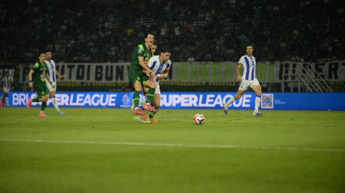 PERSEBAYA PERSIB - Pertandingan babak pertama BRI Super League pekan #24 antara Persebaya melawan Persib Bandung di Stadion Gelora Bung Tomo (GBT) Surabaya, Senin (2/3/2026) malam. (SURYA/HABIBUR ROHMAN)