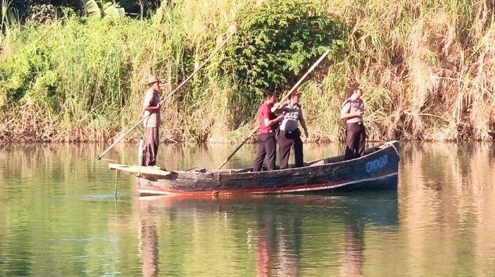 Pencarian korban pesawat jatuh di Sungai Rambatan Cimanuk Desa Lamaran Tarung Blok Kijang Satu, Kecamatan Cantigi, Kabupaten Indramayu, Senin (22/7/2019). 